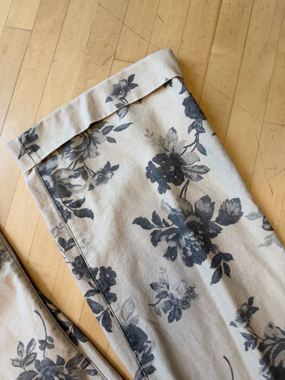 Pilcro The Leon grey floral wide leg,hi rise cuffed jeans, - Picture 7 of 8